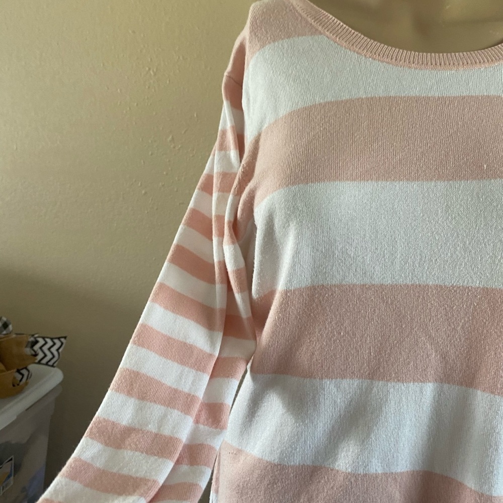 Calvin Klein. Pretty in pink women’s sweater. - Picture 3 of 4